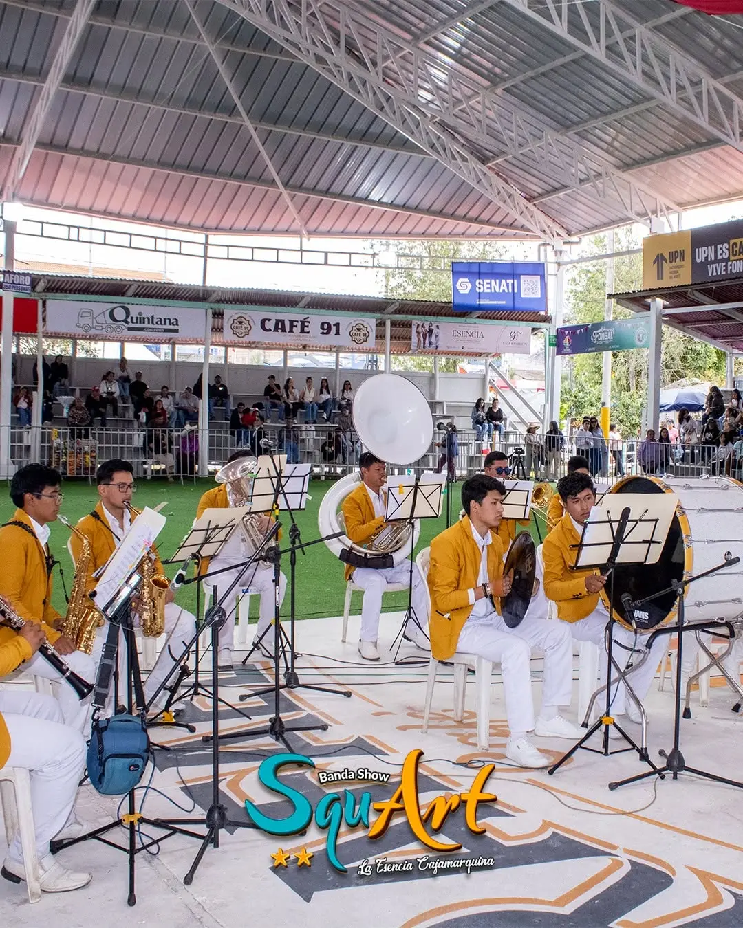 La Banda Show SquArt tocando bajo un techo, con el público en las gradas