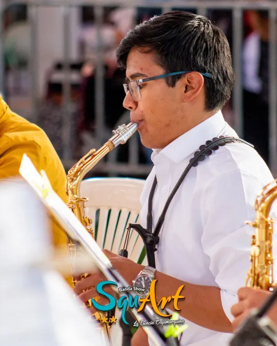 Saxofonista de la banda tocando durante una presentación