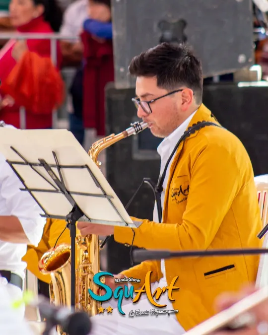 Saxofonista leyendo la partitura durante una presentación de la banda