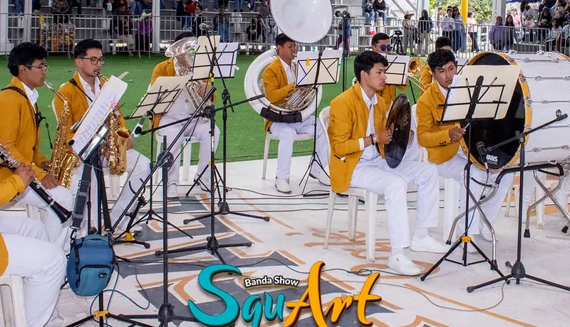 La Banda Show SquArt tocando, con el público en las gradas