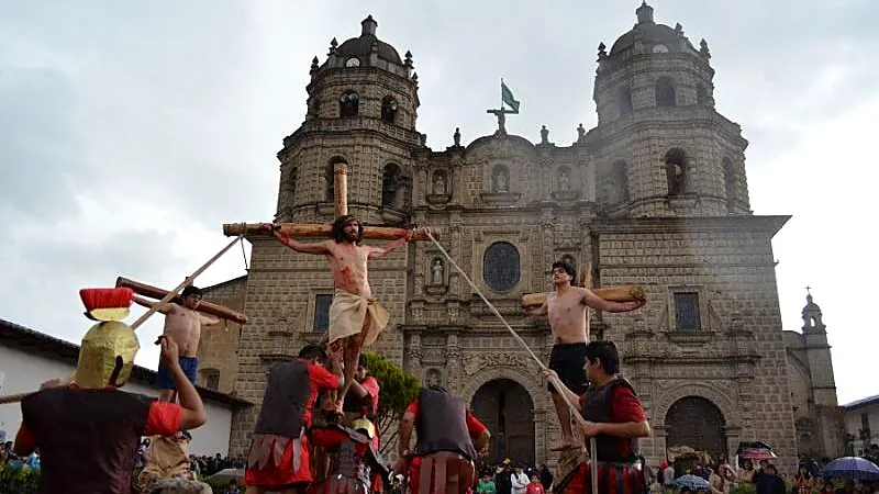 Escenificación del vía crucis frente a la iglesia de San Francisco, Cajamarca